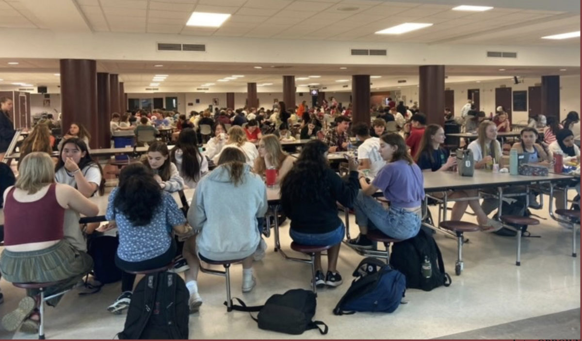 Students fill the commons during one of two lunch waves last school year without COVID restrictions.