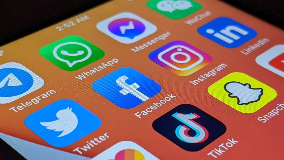 Social Media Ruins Relationships