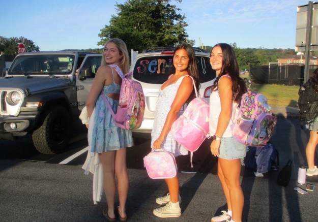 ELHS Seniors Dip in Nostalgia This School Year